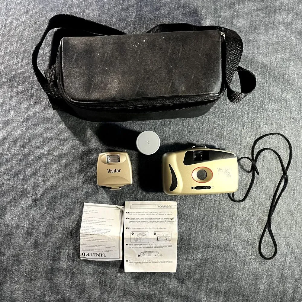 Vivitar LC600 Focus Free 35 mm Camera Silver w/ Strap case and Fash Manual.